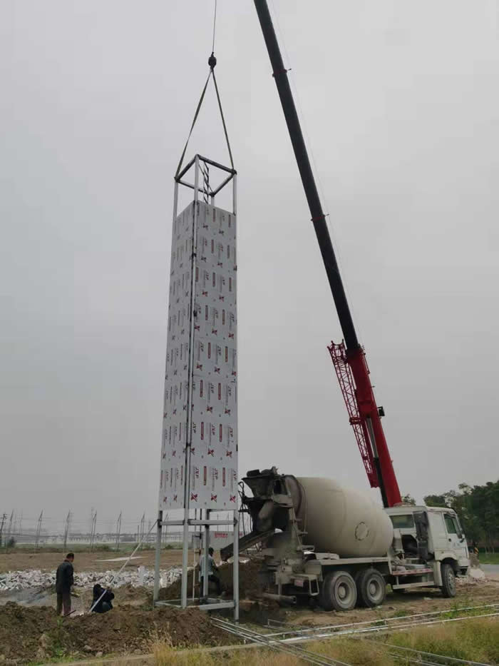凰腾海姜广场精神堡垒设计制作安装施工中……